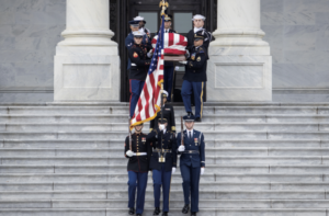 Bei der Beerdigung von George H. W. Bush wird der Sarg getragen