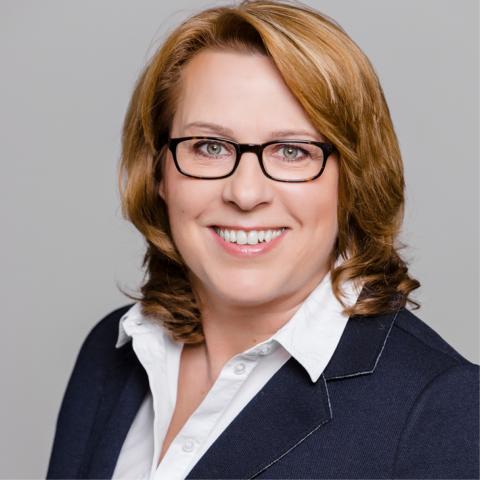Sabine Krahwinkel, Teamleiterin Buchhaltung Bestattungsmarkt bei der ADELTA.FINANZ AG. ADELTA bietet Factoring für den Bestattungsmarkt.